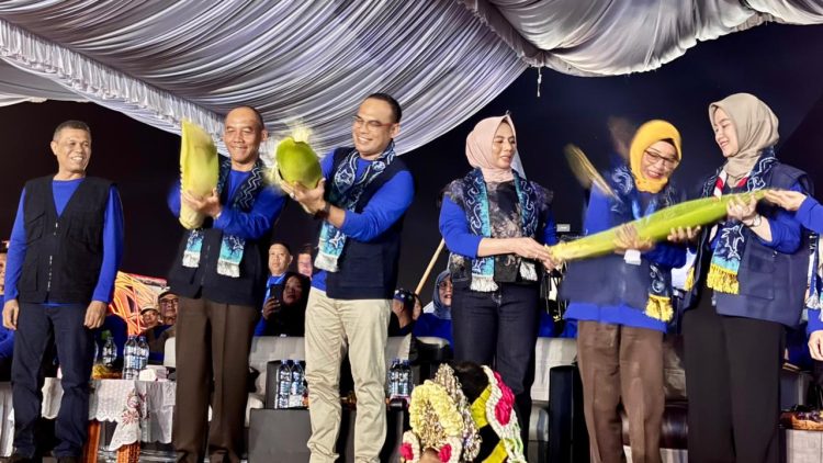 Pejabat dan tamu undangan tersenyum sambil memegang replika tongkat obor pada malam puncak Perkemahan Bakti Saka Bakti Husada ke-IX di Kotabaru.