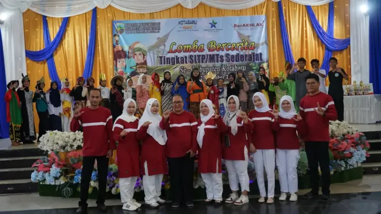 Peserta dan panitia Lomba Bercerita Tingkat SMP/MTs se-Kabupaten Kotabaru Tahun 2025 berfoto bersama seusai acara pembukaan.