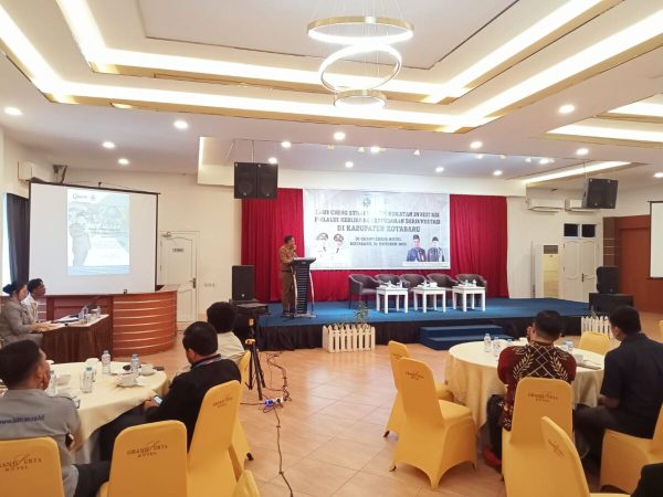 Staf Ahli Bupati Kotabaru Bidang Ekonomi, Johansyah, menyampaikan sambutan pada peluncuran Strategi Peningkatan Investasi melalui Kebijakan Kemudahan Berinvestasi (SPIKK) Hebat di Grand Surya Hotel Kotabaru.