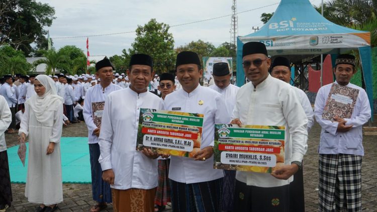 Wakil Bupati Kotabaru Syairi Mukhlis bersama tokoh pesantren menerima kartu anggota Tabungan Jahe saat peringatan Hari Santri Nasional 2025 di Ponpes Al-Muslimun Mandin Kotabaru.