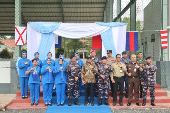 Wakil Bupati Kotabaru bersama jajaran TNI AL, Forkopimda, dan anggota Jalasenastri berfoto bersama usai peresmian Gedung Olahraga (GOR) Lanal Kotabaru.