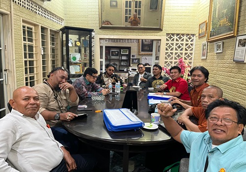 Para peserta pertemuan foto bersama seusai dialog silaturahmi dengan Dr. Bob Hasan, S.H., M.H., di Jakarta. Hadir pula dalam kesempatan itu Saaqib Faiz Baarffan, S.H., M.H., Tenaga Ahli Komisi Hukum DPR RI; Effendy Nurlette, S.H.; aktivis DPP ARUN; Ketua HAPI DPD Kotabaru Djufri Efendi, S.H.; Ketua HAPI DPD Tanah Bumbu Moh. Arief Shafe’i, S.H.; masyarakat Abdul Muthalib dan Anton Timur Ananda; serta wartawan Kotabaru Syamsir Alam.