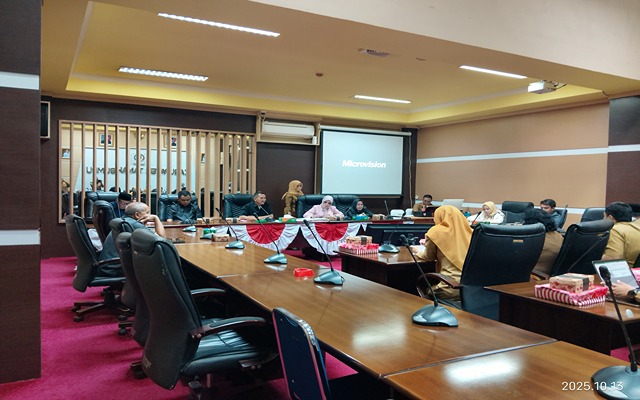 Suasana rapat kerja Komisi I DPRD Kabupaten Tanah Bumbu bersama Inspektorat Daerah membahas tindak lanjut hasil temuan BPK yang belum diselesaikan oleh sejumlah OPD dan pihak ketiga, Senin (13/10/2025).
