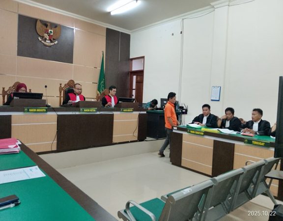 Suasana sidang perkara narkotika dengan terdakwa Alimullah di Pengadilan Negeri Kotabaru, dipimpin Majelis Hakim Wilmar Ibni Rusydan, S.H., M.H., bersama hakim anggota Afan Firdaus, S.H., dan Anggita Sabrina, S.H. (TAKAM5.COM)