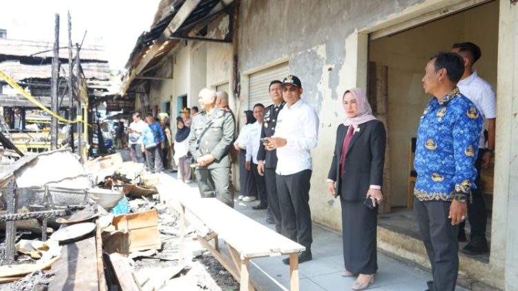 Wakil Bupati Kotabaru Syairi Mukhlis bersama Forkopimda meninjau lokasi kebakaran Pasar Kemakmuran, 1 Oktober 2025.
