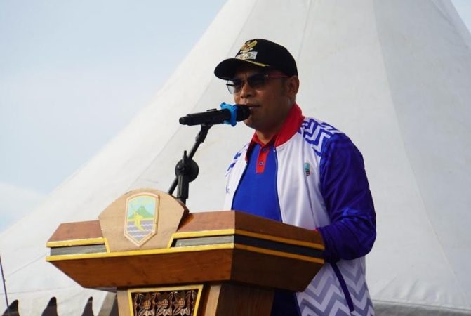 Wakil Bupati Kotabaru memberikan sambutan saat pelepasan Kontingen Porprov XII dan Peparprov V Kalsel di Siring Laut Kotabaru.