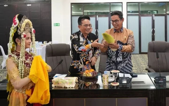 Wakil Bupati Balangan H Akhmad Fauji dan Asisten Administrasi Umum Setda Kotabaru H Selamat Riyadi bertukar cinderamata dalam kegiatan studi tiru KORPRI Balangan di Aula Bamega Kotabaru.