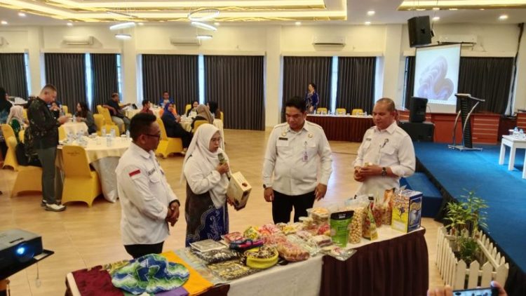 Kepala Diskoperindag Kotabaru bersama Sekda meninjau produk UMKM pada kegiatan FGD di Hotel Grand Surya Kotabaru.