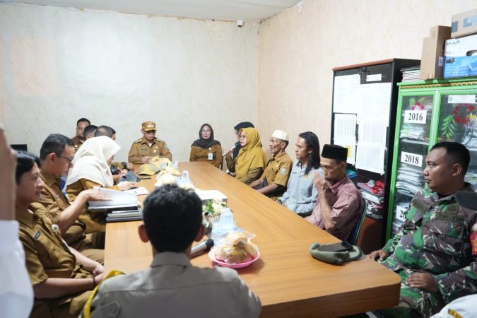 Bupati Kotabaru memimpin rapat bersama jajaran dinas dan perwakilan masyarakat di Desa Teluk Mesjid.