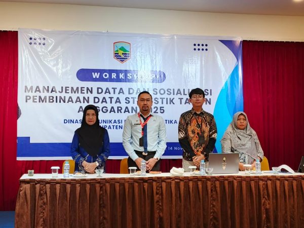 Para narasumber dan perwakilan Diskominfo Kotabaru berfoto di depan banner Workshop Manajemen Data dan Pembinaan Data Statistik Tahun Anggaran 2025.