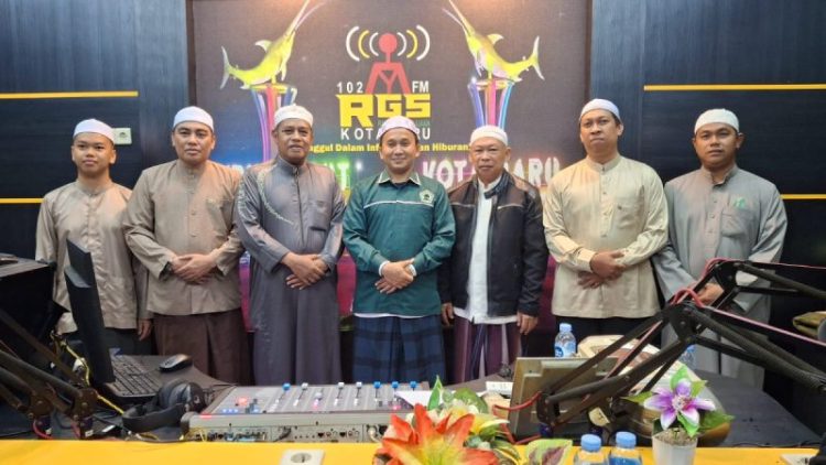 Sekelompok pria berpakaian busana muslim berfoto bersama di dalam studio Radio RGS Kotabaru.