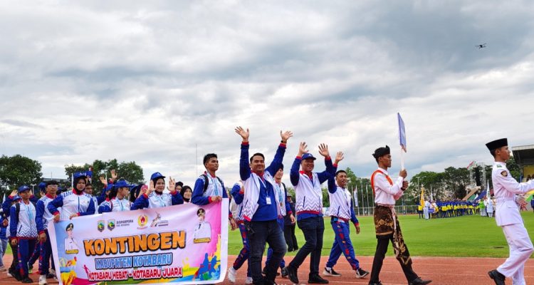 Kontingen Kabupaten Kotabaru mengikuti parade pembukaan Porprov XII Kalimantan Selatan di Stadion Pertasi Kencana Tanah Laut.