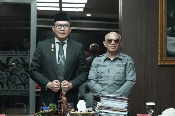 Bupati Kotabaru Muhammad Rusli bersama Wali Kota Samarinda Andi Harun saat audiensi kunjungan kerja membahas pembangunan dan pelayanan digital.