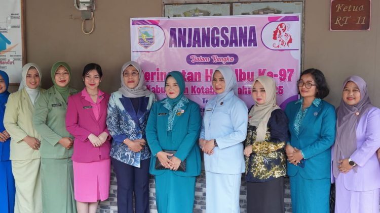 Ketua dan pengurus TP PKK Kabupaten Kotabaru berfoto bersama saat anjangsana Hari Ibu ke-97 Tahun 2025.