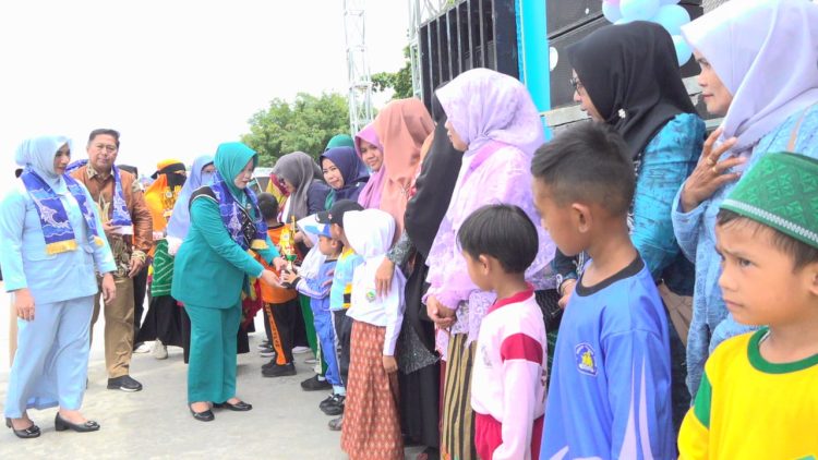 Bunda PAUD Kotabaru menyerahkan piala kepada anak PAUD pada Gebyar Hari Ibu ke-97 di Siring Laut.