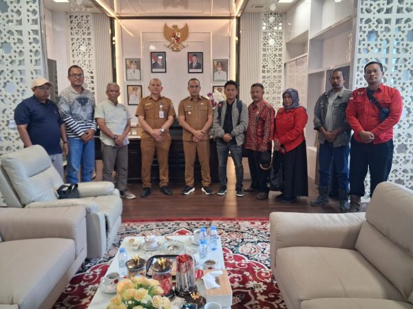 Wakil Bupati Kotabaru menerima perwakilan masyarakat pemilik kebun plasma dan LSM AMDK di ruang kerjanya.