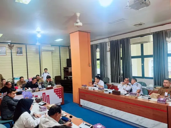 Suasana rapat kerja DPRD Kabupaten Kotabaru bersama mitra membahas harga tiket pesawat, transportasi laut, dan layanan internet.