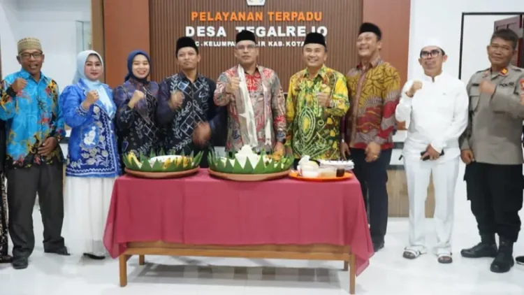Wakil Bupati Kotabaru Syairi Mukhlis bersama Forkopimcam dan perangkat desa saat peresmian Kantor Desa Tegalrejo, Kecamatan Kelumpang Hilir.