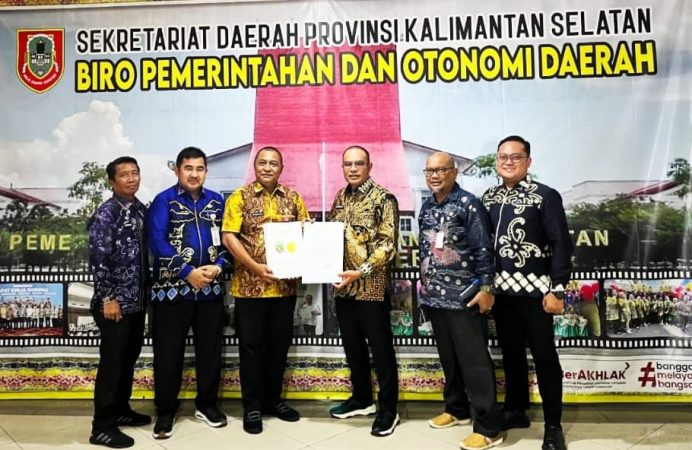 Pemkab Kotabaru menyerahkan dokumen usulan DOB Tanah Kambatang Lima kepada Pemprov Kalimantan Selatan.