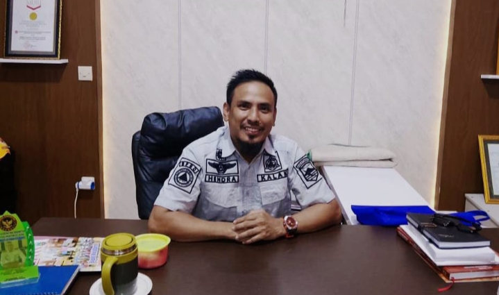 Kepala Pelaksana BPBD Kabupaten Kotabaru Hendra Indrayana saat diwawancarai di ruang kerjanya.