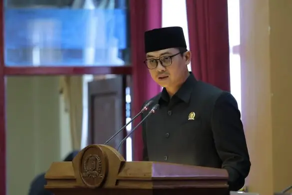 Ketua DPRD Tanah Bumbu Andrean Atma Maulani menyampaikan pernyataan saat rapat di gedung dewan.