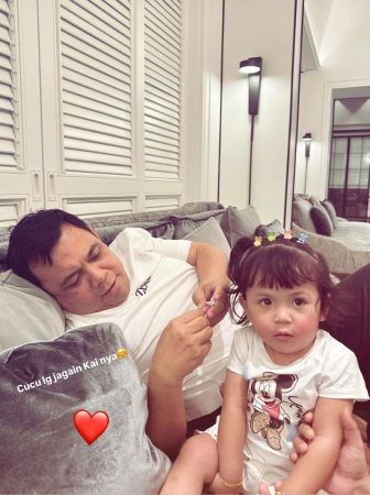 Pengusaha nasional H. Isam terlihat hangat dan penuh kasih saat bersama cucunya dalam momen keluarga.