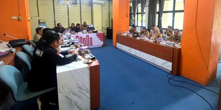 Komisi III DPRD Kotabaru menggelar rapat kerja bersama Dinas PUPR membahas program infrastruktur tahun 2026.