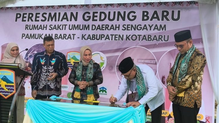 Bupati Kotabaru menandatangani prasasti peresmian gedung baru RSUD Sengayam di Kecamatan Pamukan Barat.