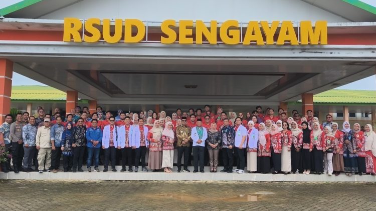 Bupati Kotabaru bersama jajaran pemerintah daerah dan tenaga kesehatan berfoto bersama usai peresmian gedung baru RSUD Sengayam.