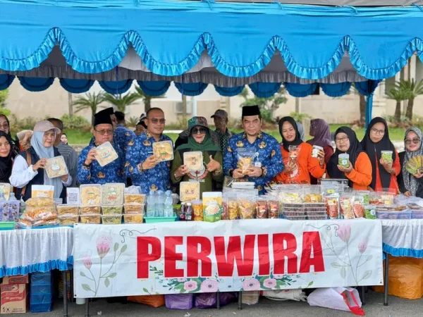Wakil Bupati Kotabaru bersama jajaran meninjau stan UMKM pada kegiatan pasar murah Ramadhan di halaman Kantor Bupati Kotabaru.