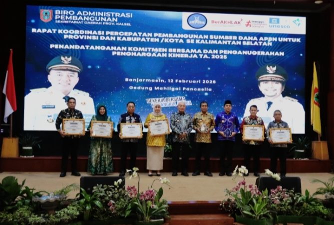 Penyerahan penghargaan kinerja DAK Fisik 2025 kepada pemerintah kabupaten/kota se-Kalimantan Selatan di Gedung Mahligai Pancasila, Banjarmasin.