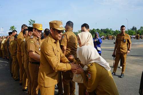 Wakil Bupati Kotabaru bersalaman dengan ASN saat kegiatan halal bihalal di halaman kantor bupati.