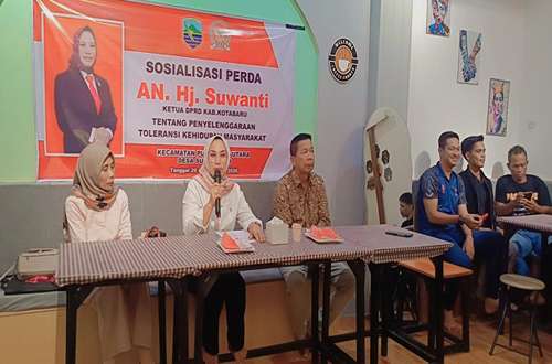 Ketua DPRD Kotabaru memberikan sosialisasi Perda toleransi kepada awak media dalam sebuah pertemuan.