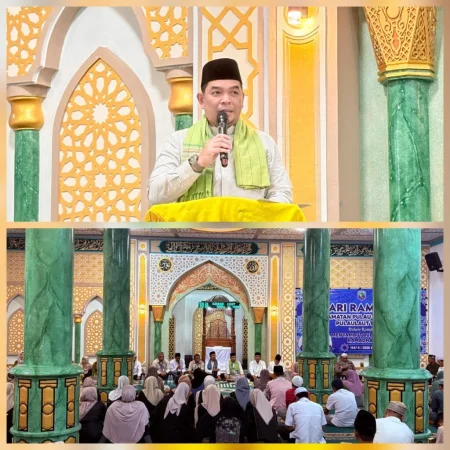 Sekretaris Daerah Kotabaru Eka Saprudin memberikan sambutan pada Safari Ramadhan di Masjid Jami Ar-Rahman Pulau Sebuku.