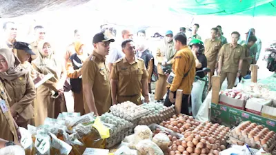Wakil Bupati Kotabaru Syairi Mukhlis memantau harga bahan pokok di Pasar Kemakmuran Kotabaru menjelang Idul Fitri.