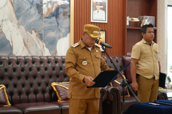 Bupati Kotabaru Muhammad Rusli memimpin pelantikan pejabat di ruang kerja bupati.