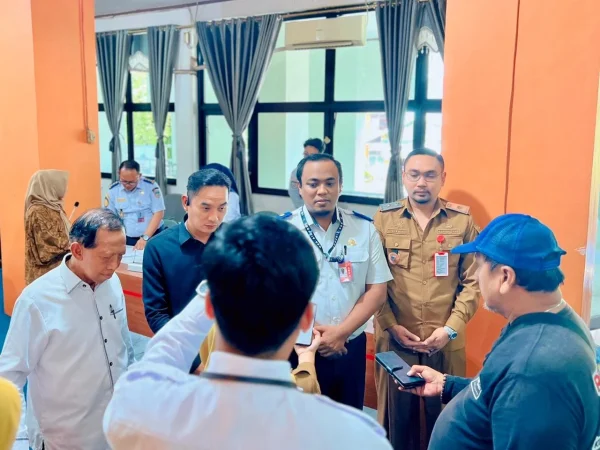 Sejumlah anggota DPRD dan pejabat daerah berdiskusi dengan perwakilan maskapai dan pengelola bandara di dalam ruangan rapat.