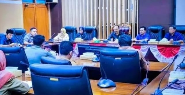 Anggota DPRD dan perwakilan instansi pemerintah duduk mengelilingi meja rapat dalam pertemuan resmi membahas persoalan banjir.