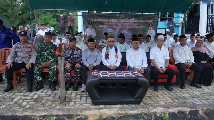 Bupati Kotabaru dan jajaran Forkopimca duduk bersama saat acara peresmian Jalan Wisata Teluk Tamiang di Pulau Laut Tanjung Selayar.