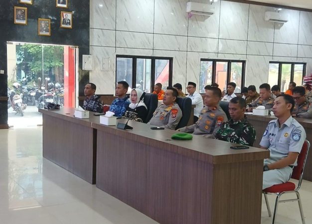 Ketua DPRD Kotabaru Hj Suwanti bersama aparat TNI-Polri dan Forkopimda mengikuti rakor Operasi Ketupat 2026 melalui video conference di Aula Sanika Satyawada.