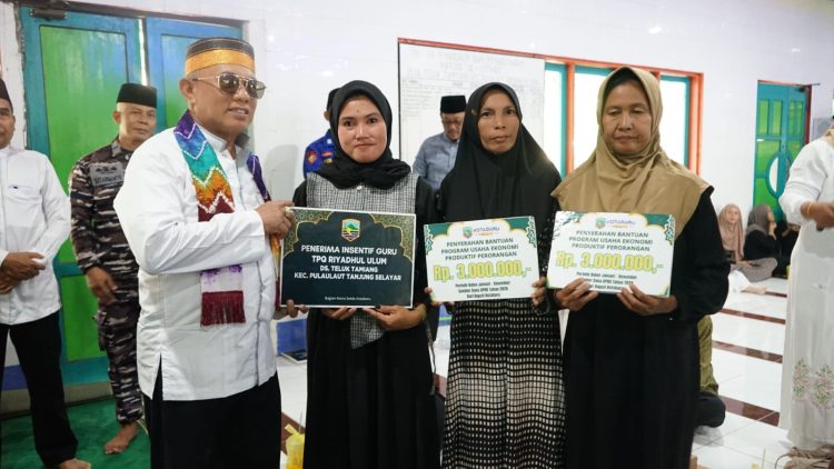 Bupati Kotabaru menyerahkan bantuan insentif guru TPA dan bantuan usaha ekonomi produktif kepada warga Teluk Tamiang.