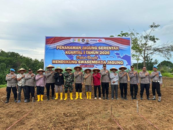 Pejabat Polres Kotabaru, TNI, dan kelompok tani berfoto bersama di lokasi kegiatan penanaman jagung serentak Kuartal I Tahun 2026 di Desa Sarang Tiung.