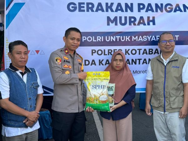 Wakapolres Kotabaru Andi Ahmad Bustanil menyerahkan paket beras pada kegiatan Gerakan Pangan Murah.