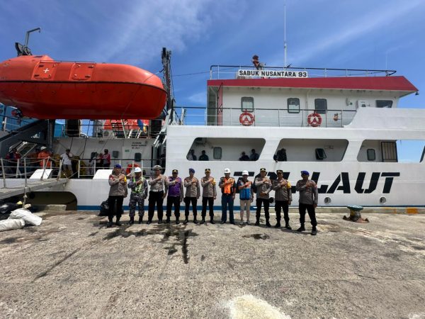 Personel Polres Kotabaru dan instansi terkait berfoto di depan kapal KM Sabuk Nusantara 93 saat pengecekan kesiapan mudik Lebaran.
