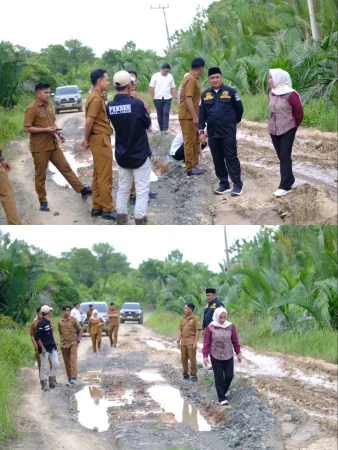 Ketua DPRD dan rombongan pejabat daerah berjalan menyusuri jalan berlumpur dan berlubang saat melakukan peninjauan lapangan.