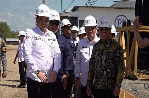 Bupati Kotabaru bersama jajaran dan pihak terkait meninjau lokasi proyek pembangunan Jembatan Pulau Laut.