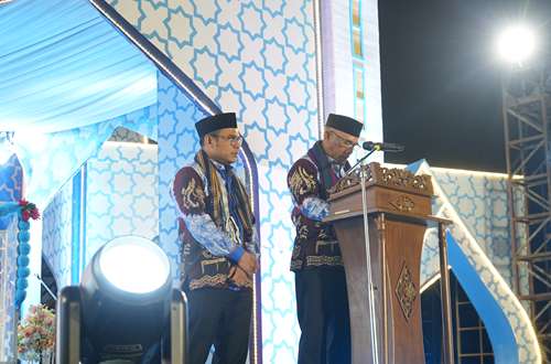 Ratusan Warga Padati Sahapi, Dewan Hakim MTQ Kelumpang Hilir Dikukuhkan dan Pawai Ta’aruf Digelar 5 Bupati Kotabaru membuka secara resmi MTQ ke-56 tingkat Kabupaten Kotabaru dengan memberikan sambutan di atas panggung.