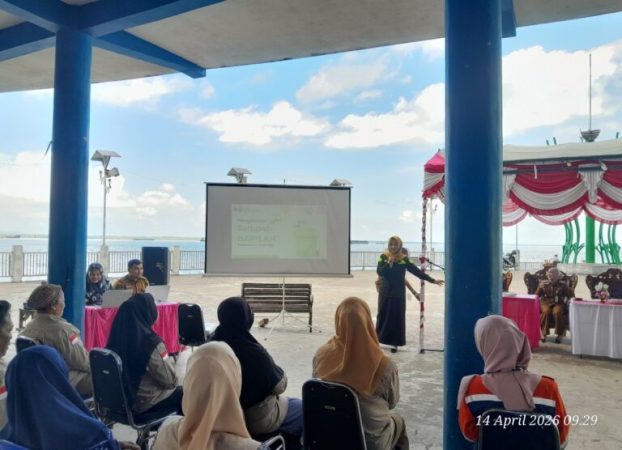 Kegiatan sosialisasi pengelolaan sampah oleh DLH Kotabaru di ruang terbuka dengan peserta masyarakat.