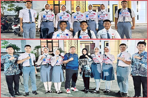Aipda Untung Adi Syahputra (tengah) berfoto bersama para pelajar Kelumpang Hilir usai pengumuman seleksi Paskibraka di Gedung Paris Barantai, Kotabaru, Jumat (17/4/2026) dini hari.