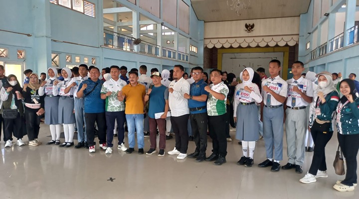 Kepala Kesbangpol Kotabaru, Johanuddin (tengah, baju oranye), bersama pengurus PPI dan panitia berfoto bersama peserta usai pelaksanaan seleksi Paskibraka tahap provinsi 2026 di GOR Bamega, Sabtu (18/4/2026). Para peserta dan panitia tampak kompak menunjukkan semangat kebersamaan jelang tahapan seleksi berikutnya.